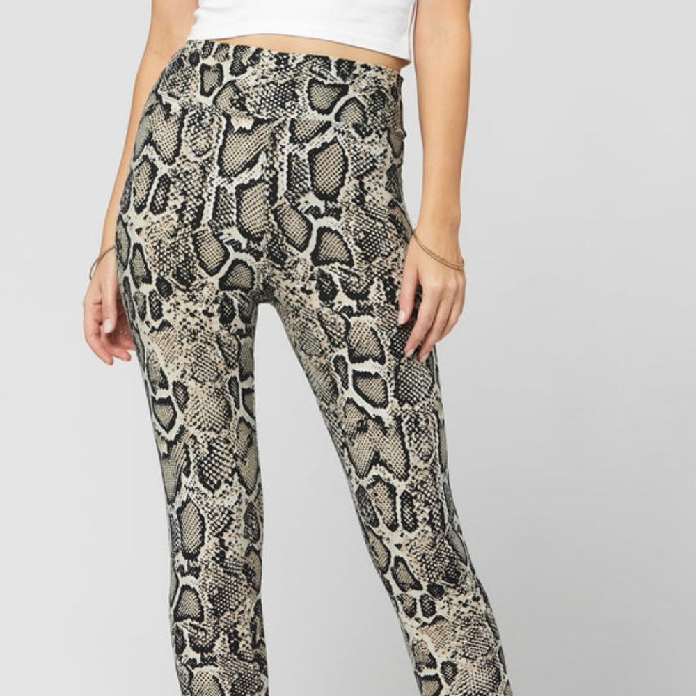 Ultra Soft High Waist Leggings in Snakeskin
